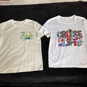 BUNDLE OF 2 NEW CRUISE BOUTIQUE TEE’S. WHITE, AND CREAM GRAPHIC TOPS.S/M